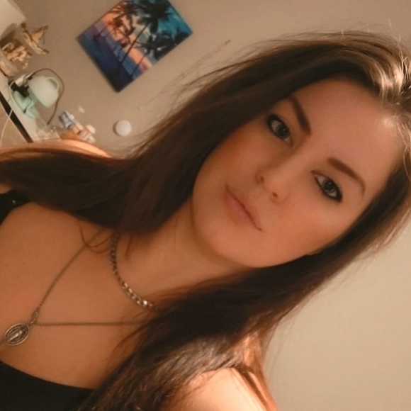 Meet your Posher, Danielle - Picture 2 of 3